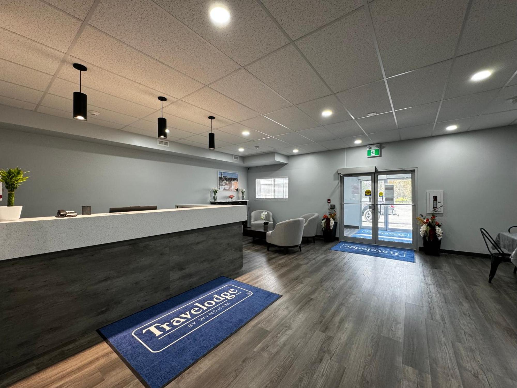 Travelodge by Wyndham Cochrane Exteriör bild