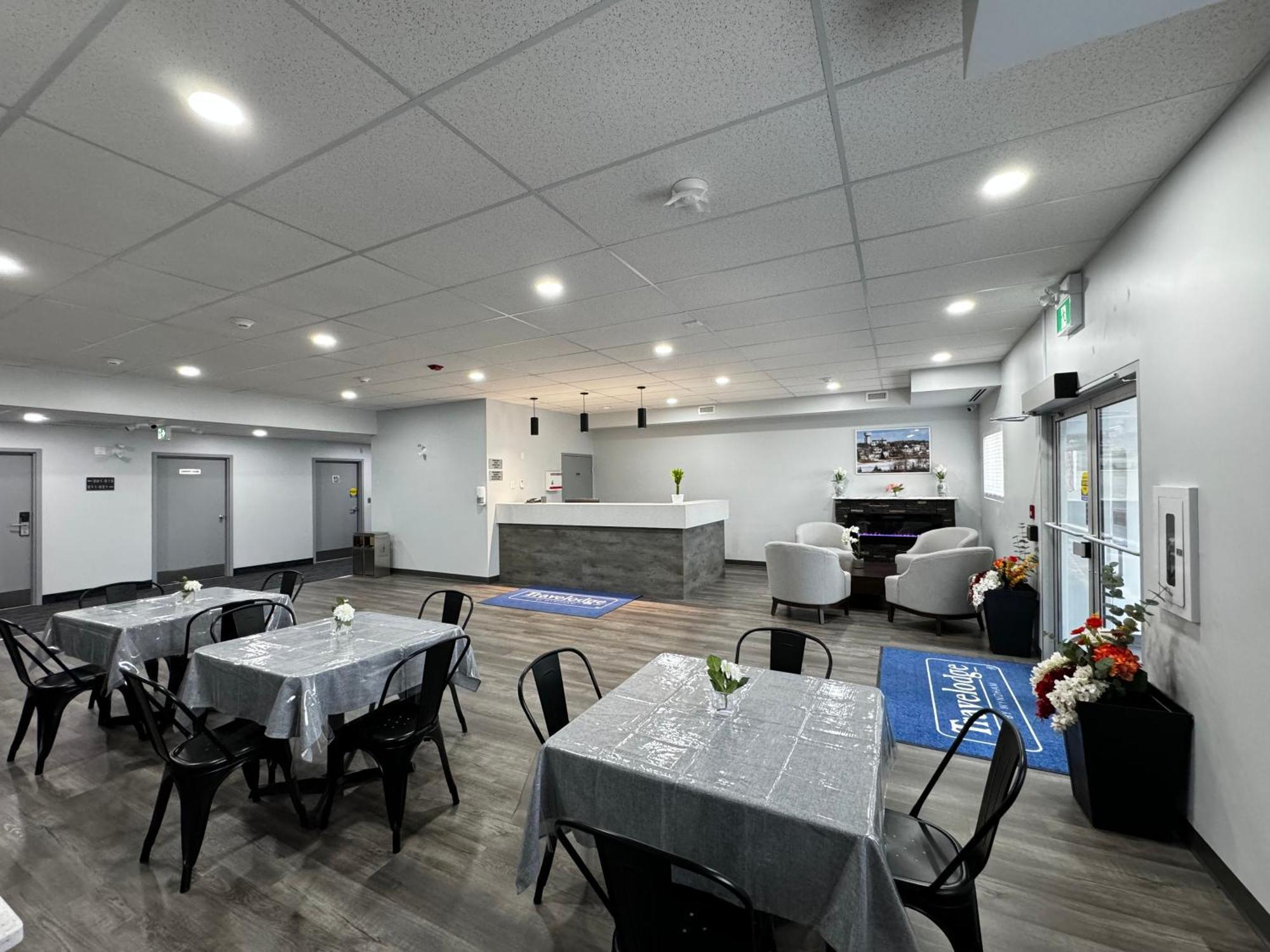 Travelodge by Wyndham Cochrane Exteriör bild