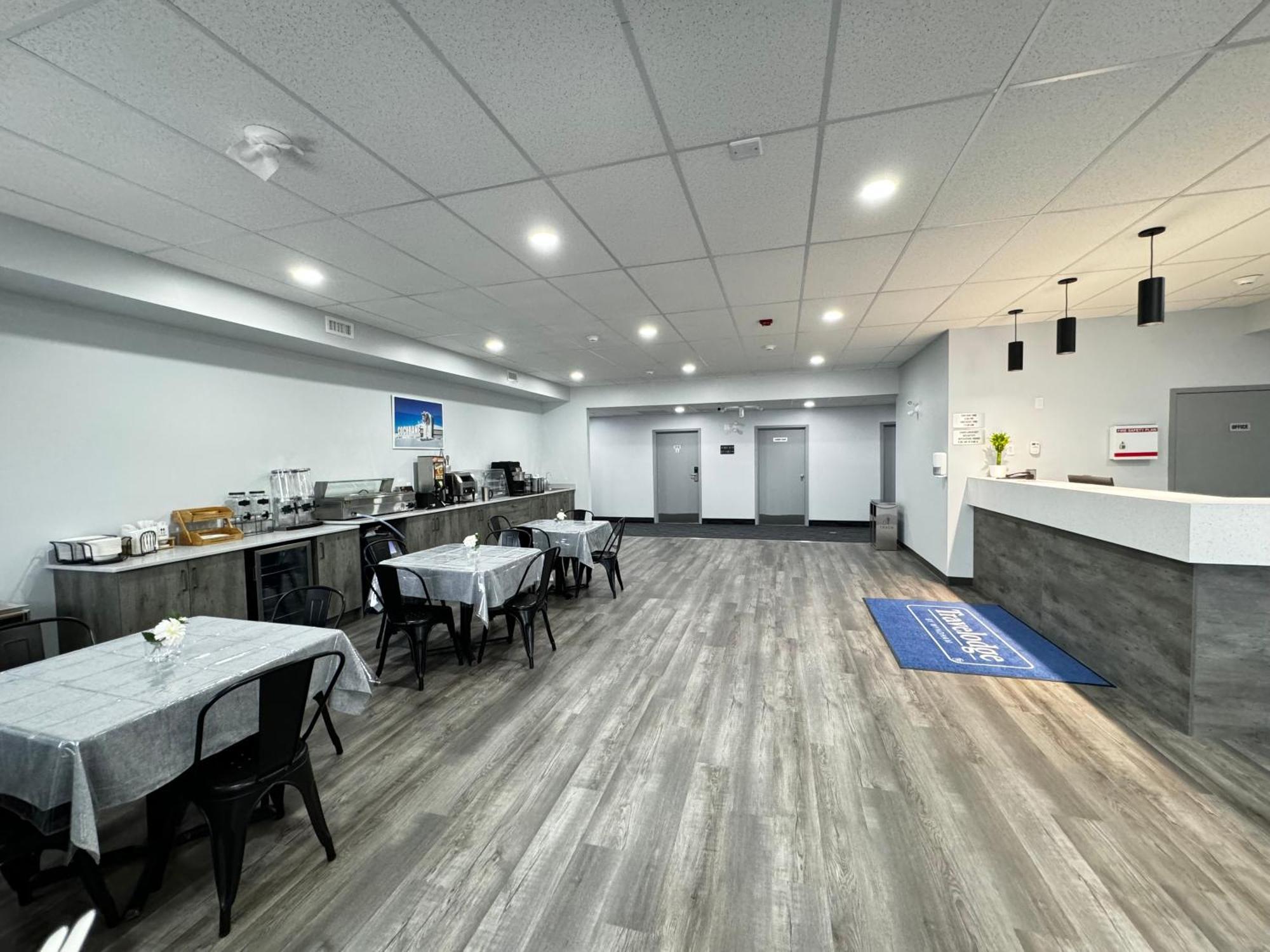 Travelodge by Wyndham Cochrane Exteriör bild