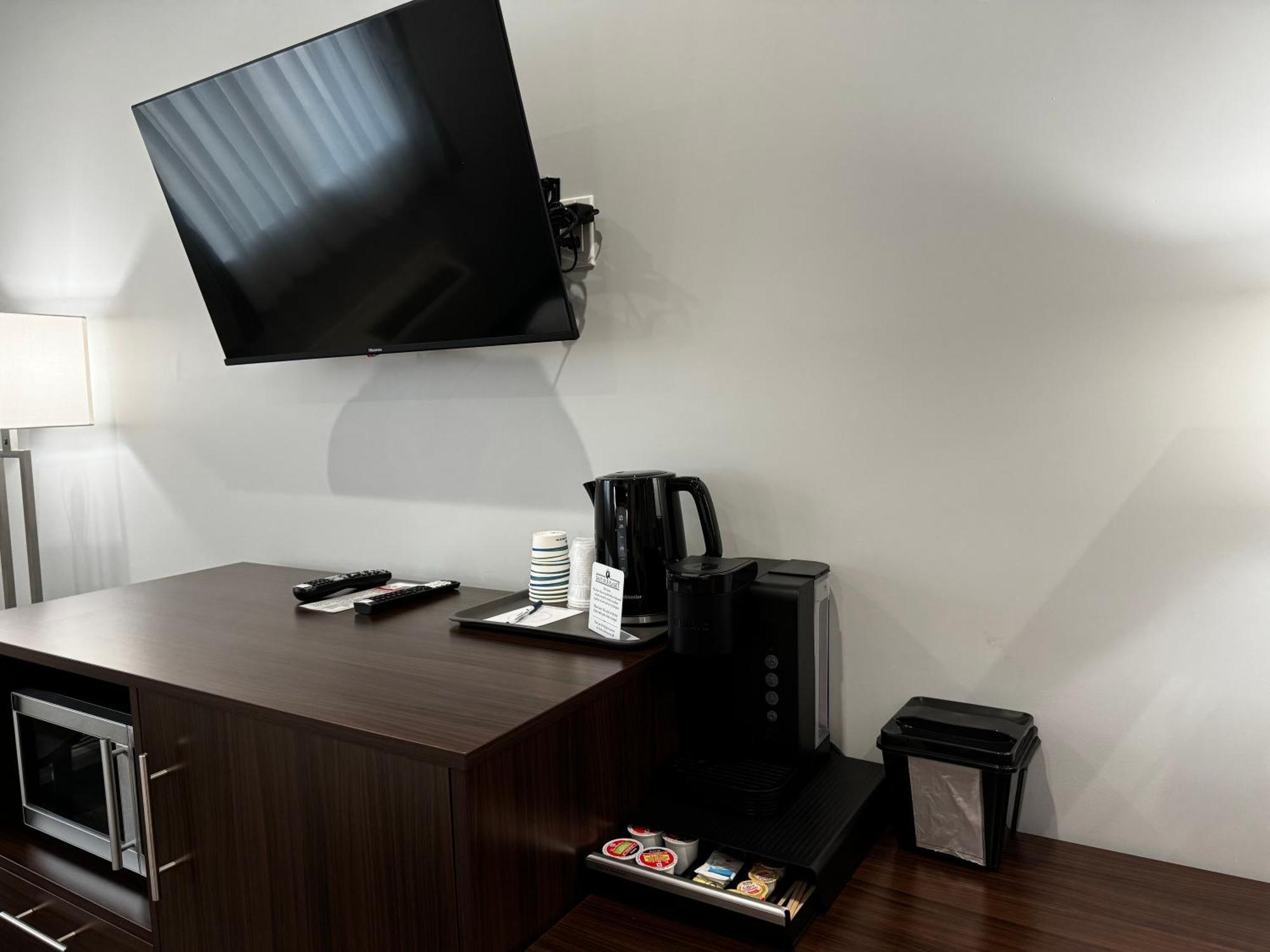 Travelodge by Wyndham Cochrane Exteriör bild