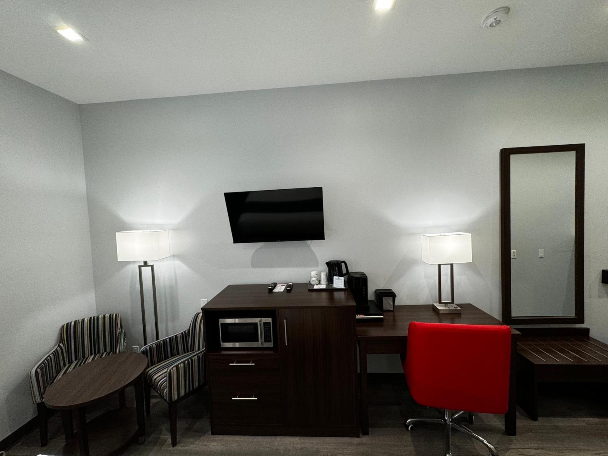 Travelodge by Wyndham Cochrane Exteriör bild