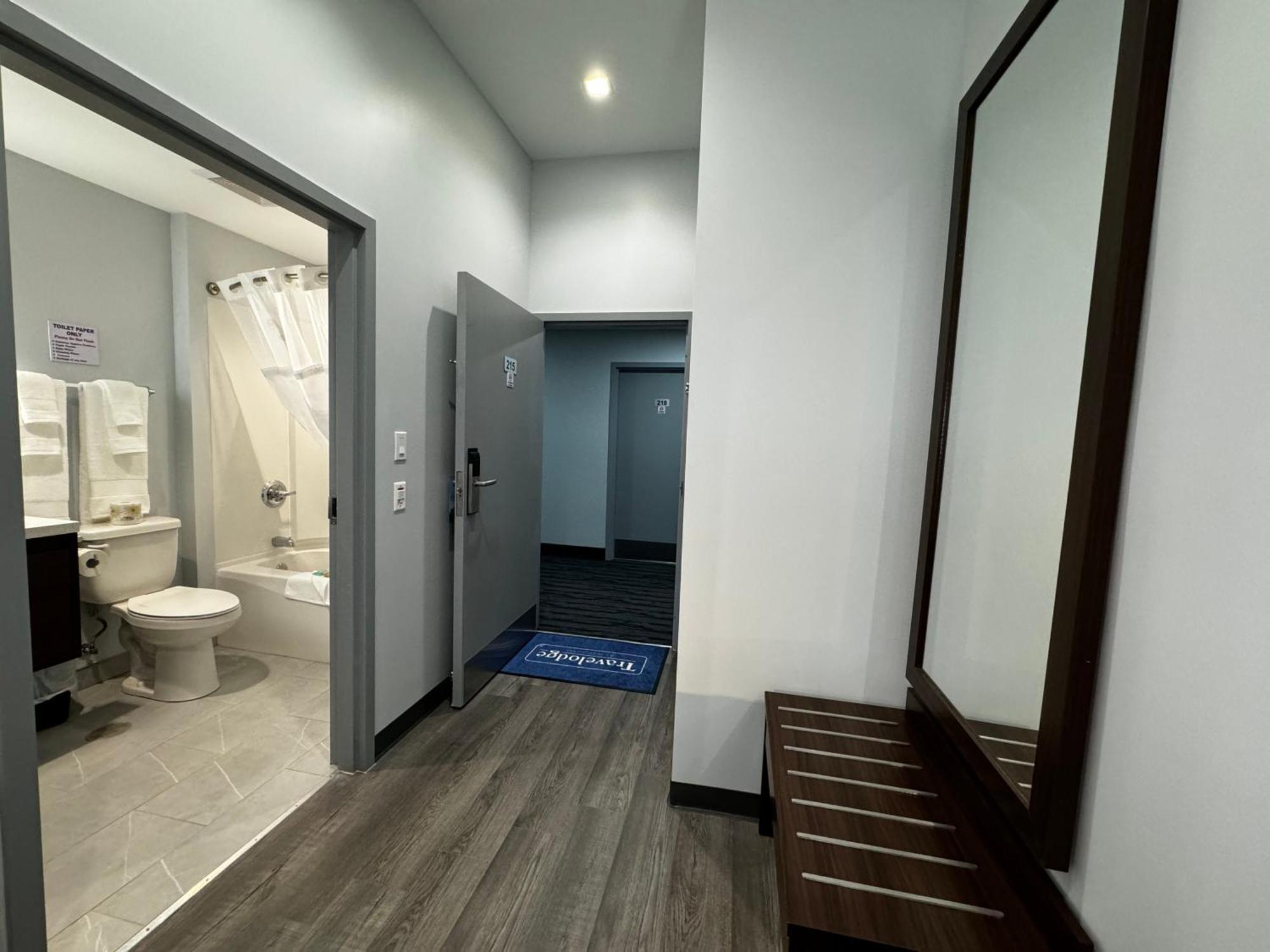 Travelodge by Wyndham Cochrane Exteriör bild