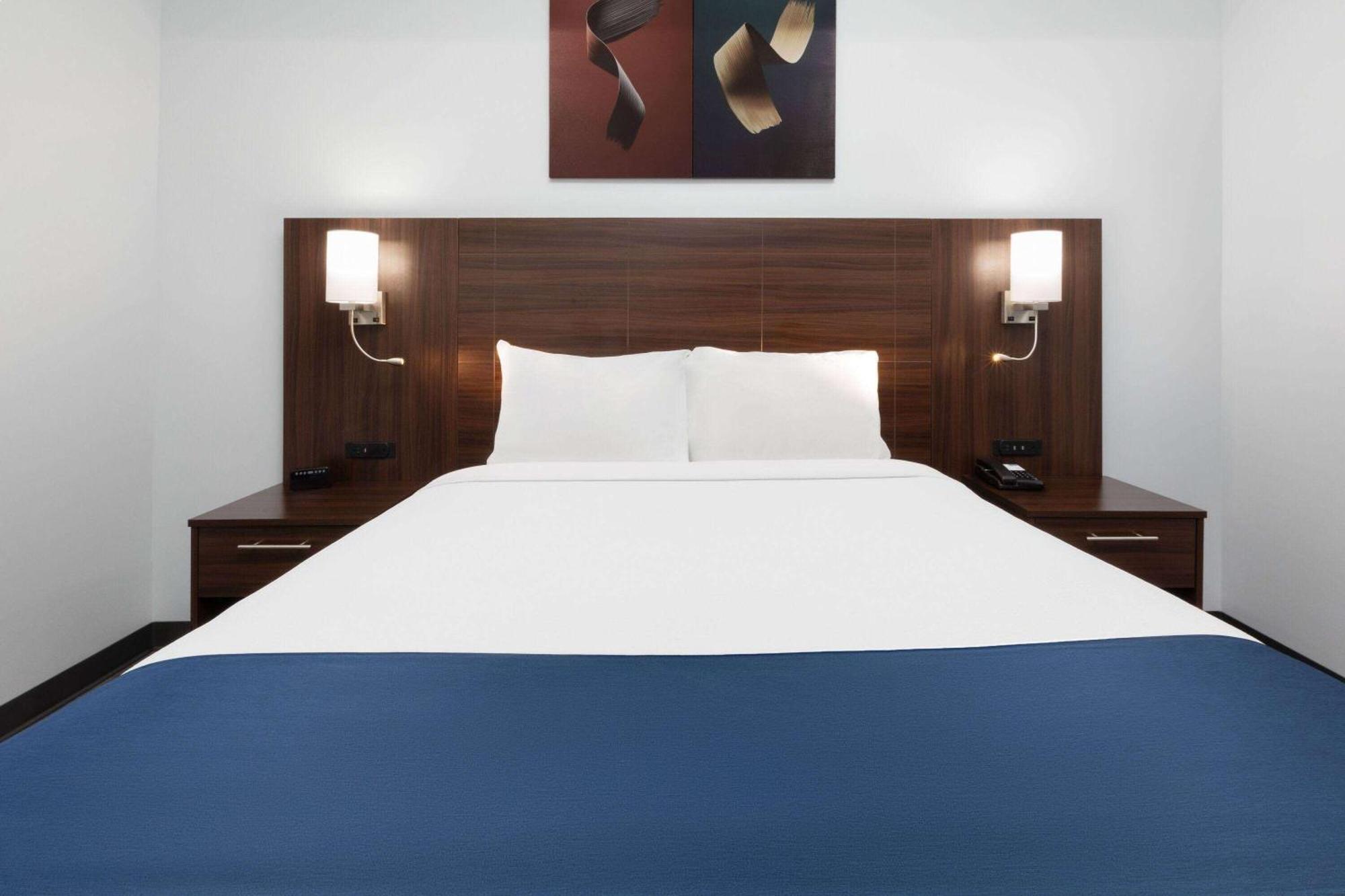Travelodge by Wyndham Cochrane Exteriör bild
