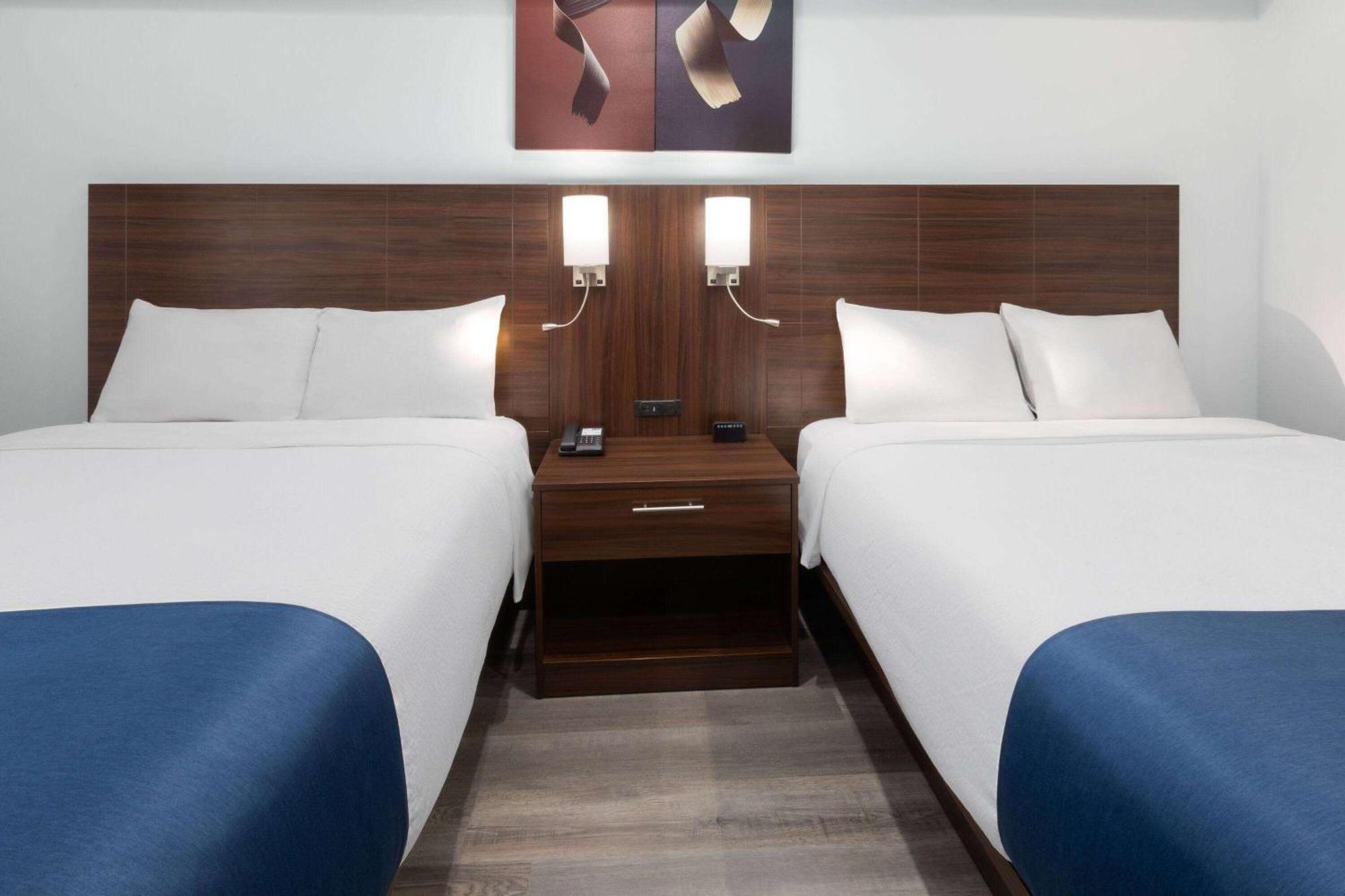 Travelodge by Wyndham Cochrane Exteriör bild